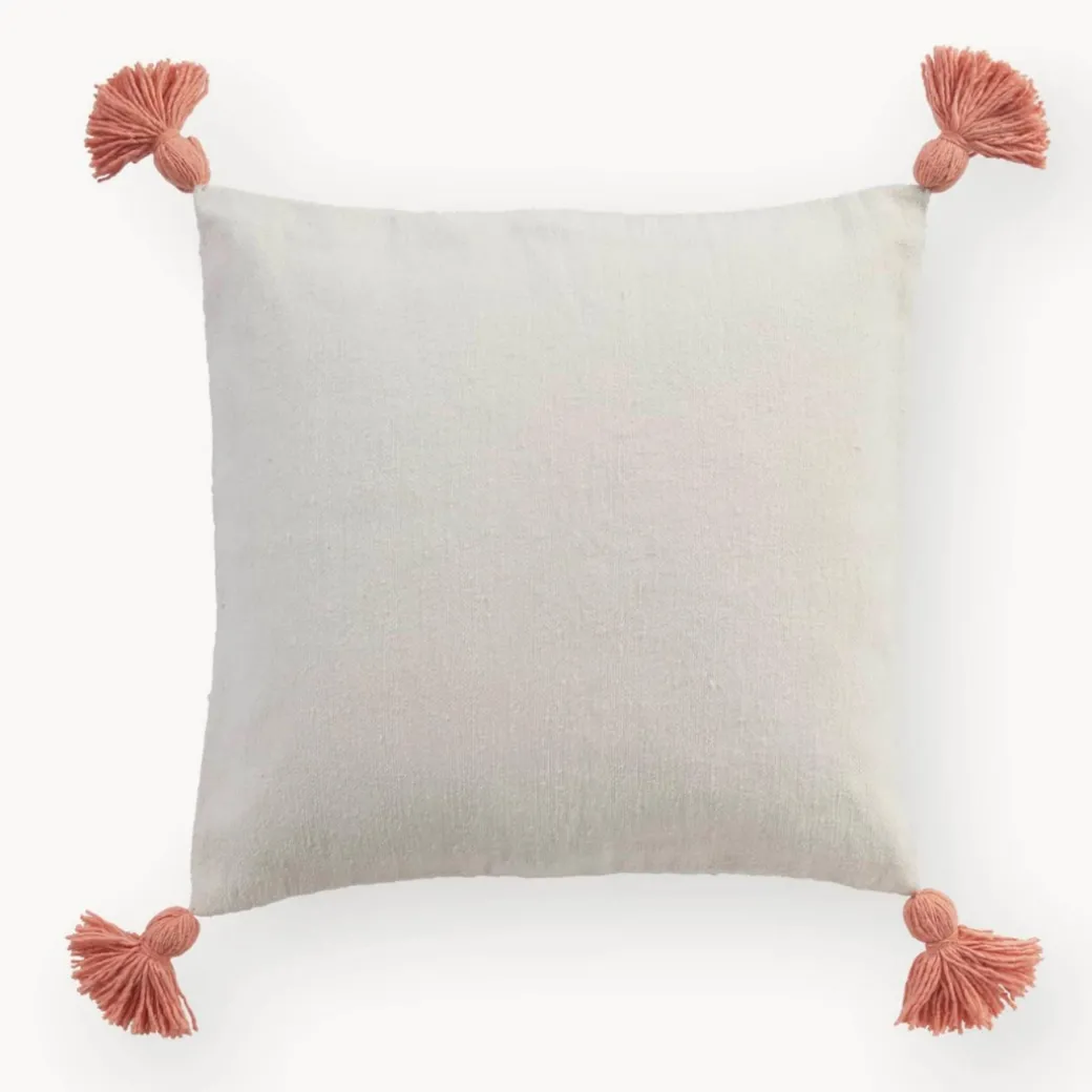 Coussin marocain à pompons corail